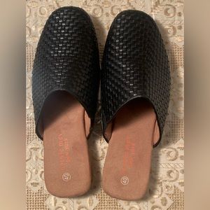 Bernie mev. Black Woven Mule Slides Size 40